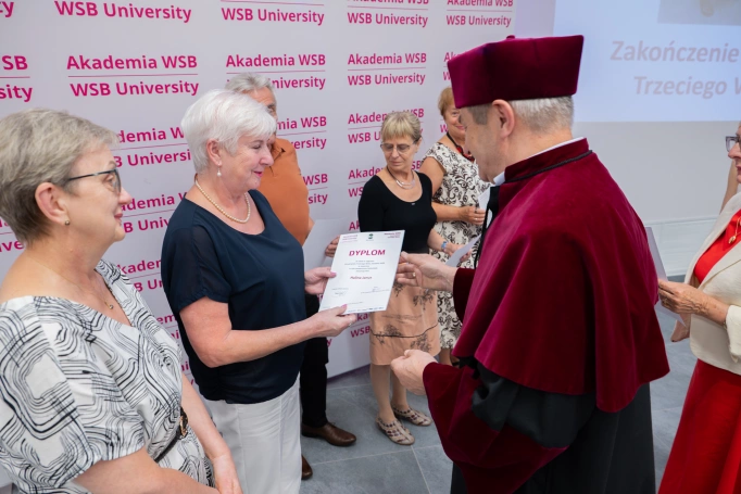 Zdjęcie nr 40 z galerii Uroczysta Gala Zakończenia Roku Akademickiego 2025/2026 Uniwersytetu Trzeciego Wieku Akademii WSB w Jaworznie
