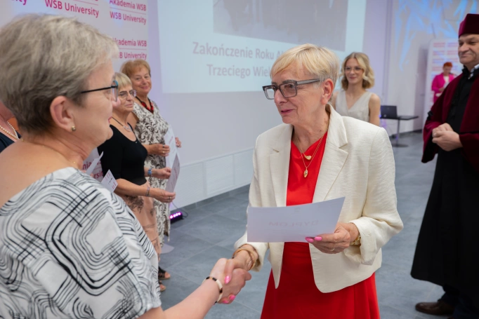 Zdjęcie nr 41 z galerii Uroczysta Gala Zakończenia Roku Akademickiego 2025/2026 Uniwersytetu Trzeciego Wieku Akademii WSB w Jaworznie