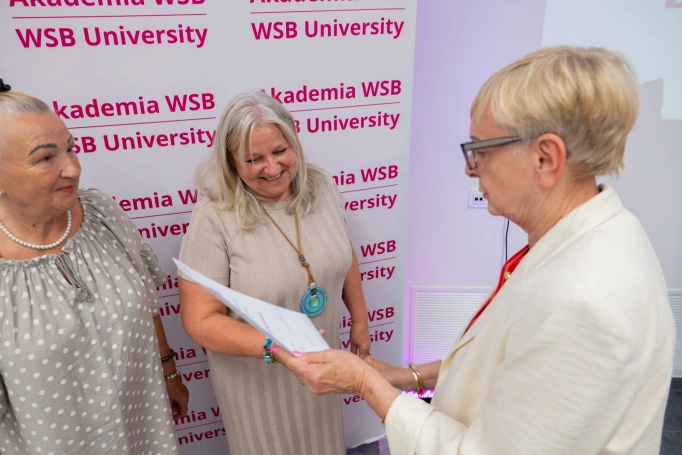 Zdjęcie nr 43 z galerii Uroczysta Gala Zakończenia Roku Akademickiego 2025/2026 Uniwersytetu Trzeciego Wieku Akademii WSB w Jaworznie