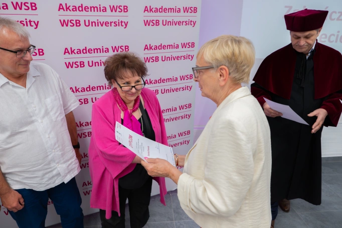 Zdjęcie nr 48 z galerii Uroczysta Gala Zakończenia Roku Akademickiego 2025/2026 Uniwersytetu Trzeciego Wieku Akademii WSB w Jaworznie