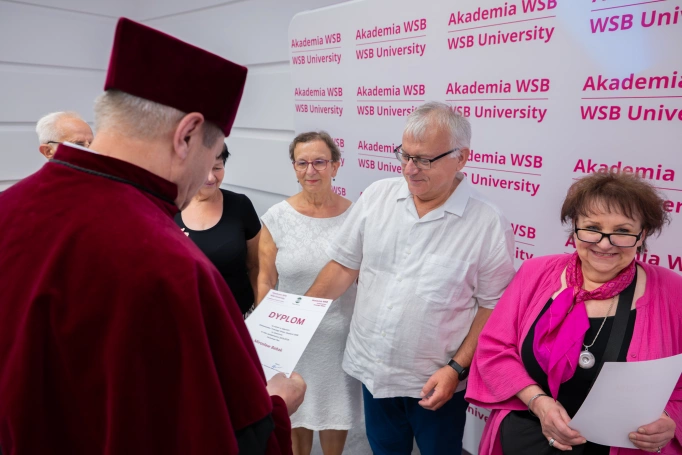 Zdjęcie nr 49 z galerii Uroczysta Gala Zakończenia Roku Akademickiego 2025/2026 Uniwersytetu Trzeciego Wieku Akademii WSB w Jaworznie