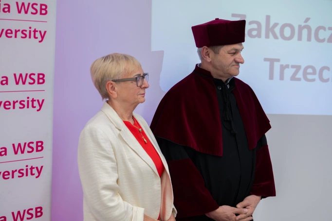 Zdjęcie nr 52 z galerii Uroczysta Gala Zakończenia Roku Akademickiego 2025/2026 Uniwersytetu Trzeciego Wieku Akademii WSB w Jaworznie