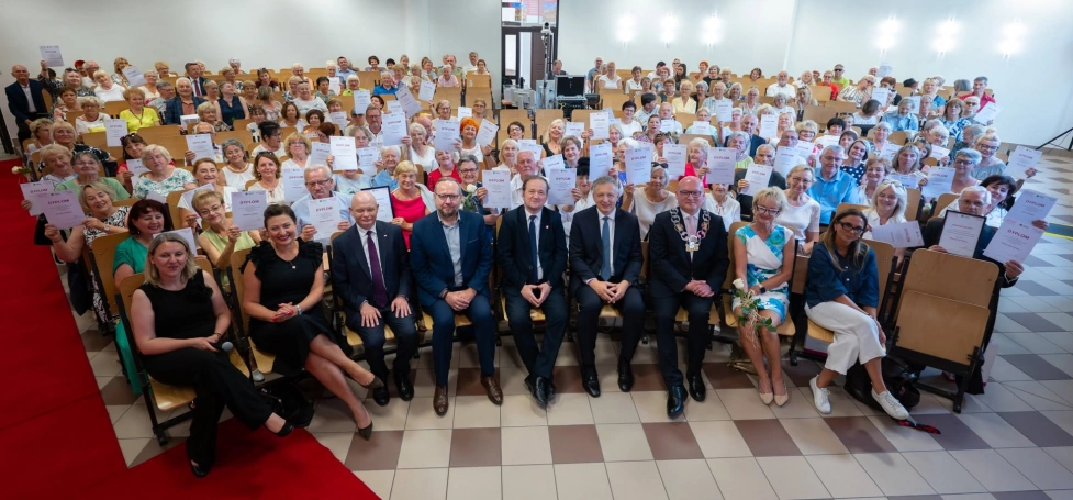 Zdjęcie nr 1 z galerii Gala Zakończenia Roku Akademickiego 2025/2026 Uniwersytetu Trzeciego Wieku Akademii WSB