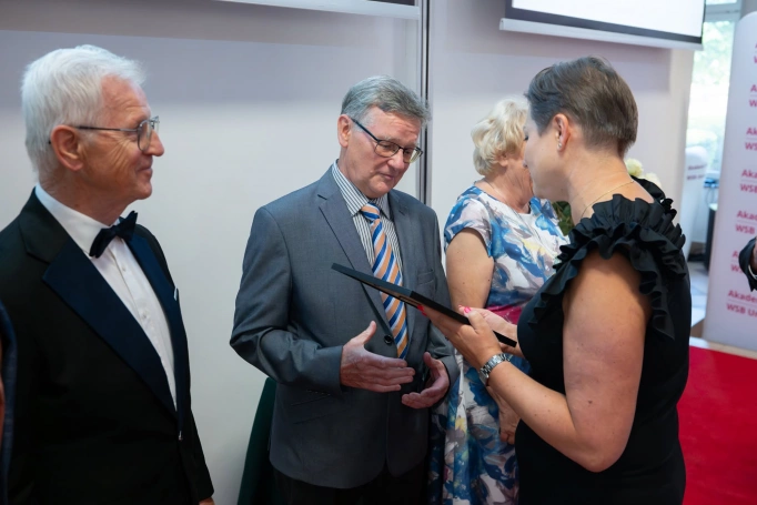 Zdjęcie nr 12 z galerii Gala Zakończenia Roku Akademickiego 2025/2026 Uniwersytetu Trzeciego Wieku Akademii WSB