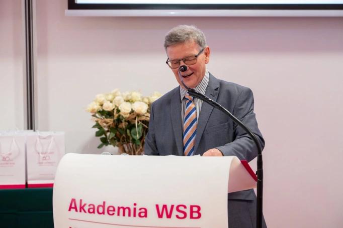 Zdjęcie nr 5 z galerii Gala Zakończenia Roku Akademickiego 2025/2026 Uniwersytetu Trzeciego Wieku Akademii WSB