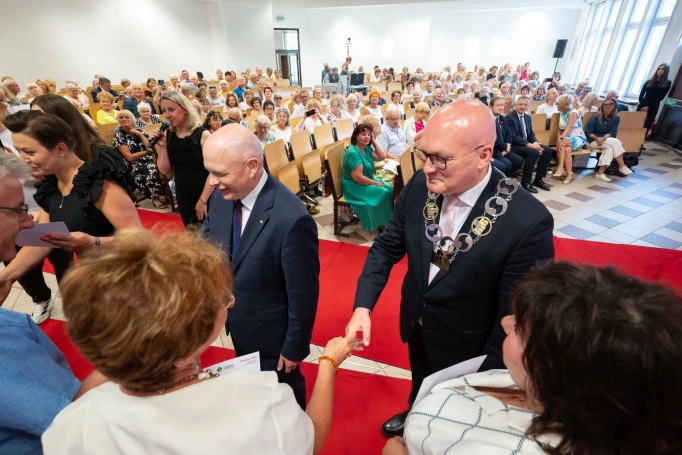 Zdjęcie nr 11 z galerii Gala Zakończenia Roku Akademickiego 2025/2026 Uniwersytetu Trzeciego Wieku Akademii WSB