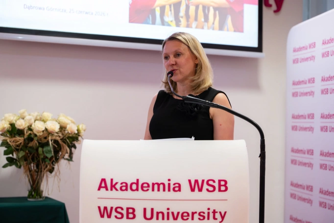 Zdjęcie nr 17 z galerii Gala Zakończenia Roku Akademickiego 2025/2026 Uniwersytetu Trzeciego Wieku Akademii WSB