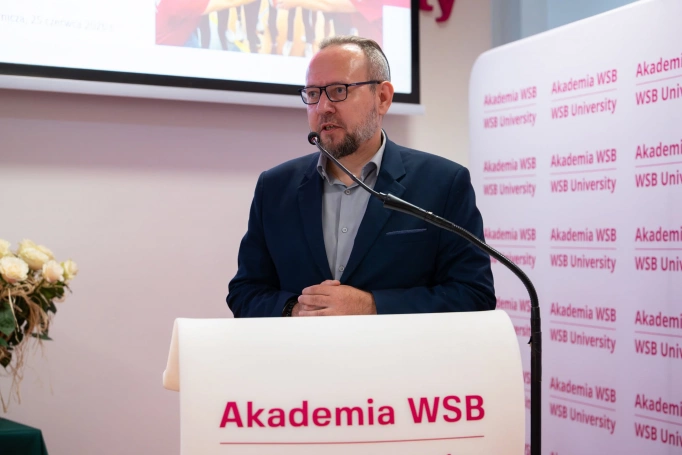 Zdjęcie nr 9 z galerii Gala Zakończenia Roku Akademickiego 2025/2026 Uniwersytetu Trzeciego Wieku Akademii WSB
