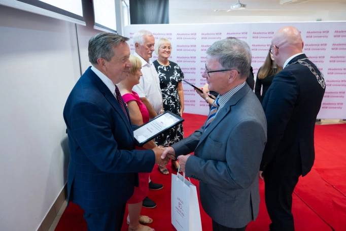 Zdjęcie nr 22 z galerii Gala Zakończenia Roku Akademickiego 2025/2026 Uniwersytetu Trzeciego Wieku Akademii WSB