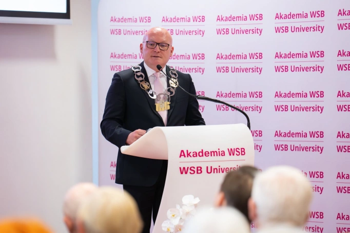 Zdjęcie nr 4 z galerii Gala Zakończenia Roku Akademickiego 2025/2026 Uniwersytetu Trzeciego Wieku Akademii WSB