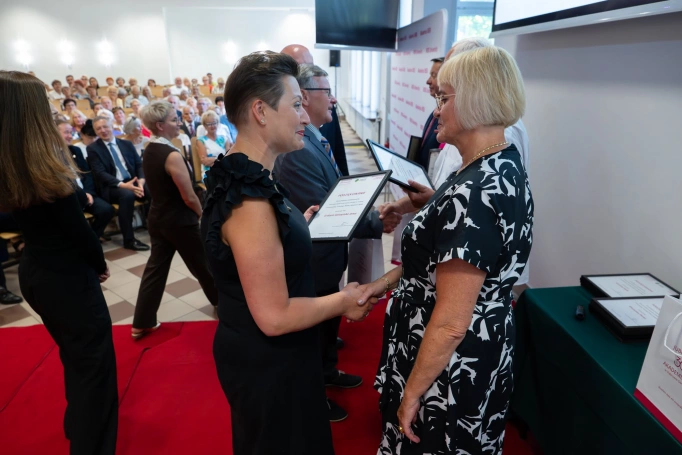 Zdjęcie nr 26 z galerii Gala Zakończenia Roku Akademickiego 2025/2026 Uniwersytetu Trzeciego Wieku Akademii WSB