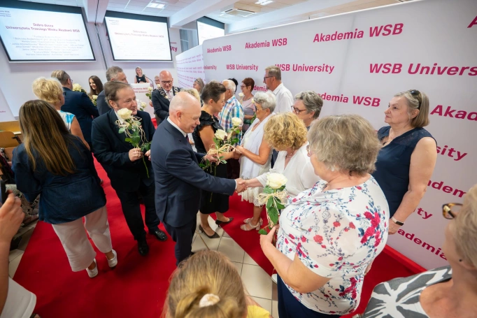 Zdjęcie nr 27 z galerii Gala Zakończenia Roku Akademickiego 2025/2026 Uniwersytetu Trzeciego Wieku Akademii WSB