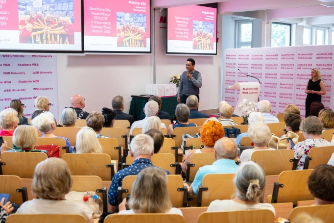 Zdjęcie nr 16 z galerii Gala Zakończenia Roku Akademickiego 2025/2026 Uniwersytetu Trzeciego Wieku Akademii WSB