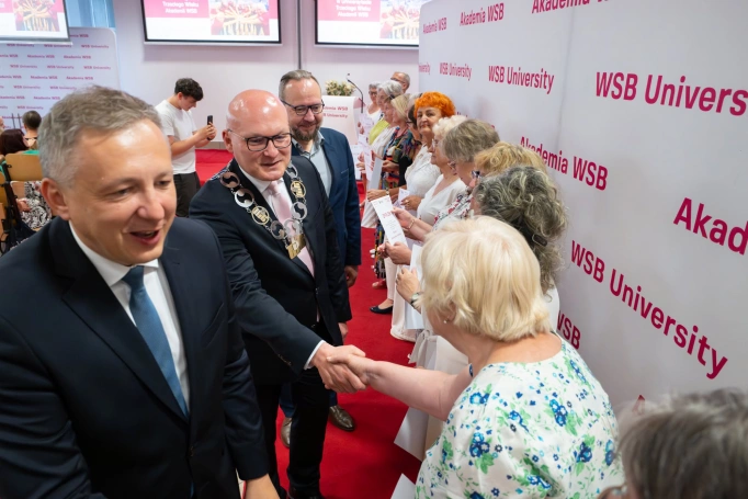 Zdjęcie nr 29 z galerii Gala Zakończenia Roku Akademickiego 2025/2026 Uniwersytetu Trzeciego Wieku Akademii WSB