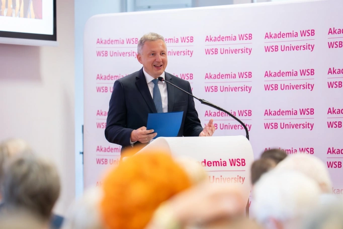 Zdjęcie nr 8 z galerii Gala Zakończenia Roku Akademickiego 2025/2026 Uniwersytetu Trzeciego Wieku Akademii WSB