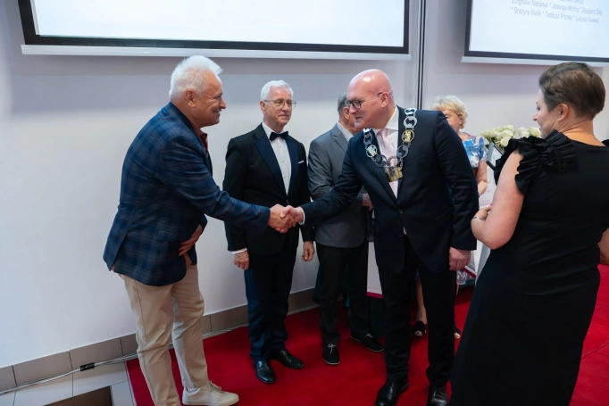 Zdjęcie nr 21 z galerii Gala Zakończenia Roku Akademickiego 2025/2026 Uniwersytetu Trzeciego Wieku Akademii WSB