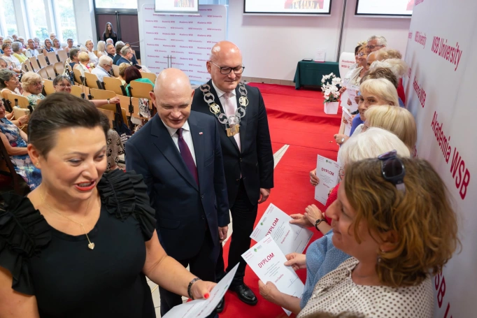 Zdjęcie nr 30 z galerii Gala Zakończenia Roku Akademickiego 2025/2026 Uniwersytetu Trzeciego Wieku Akademii WSB