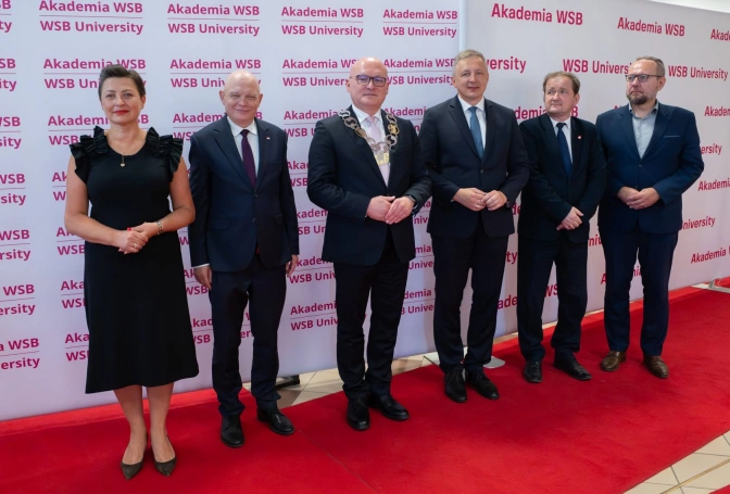 Zdjęcie nr 7 z galerii Gala Zakończenia Roku Akademickiego 2025/2026 Uniwersytetu Trzeciego Wieku Akademii WSB