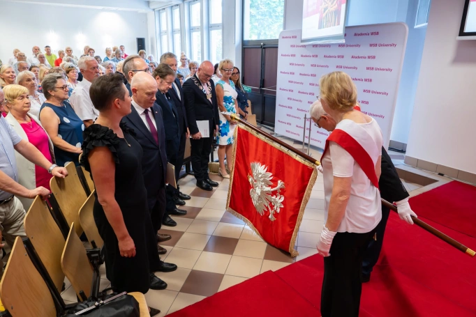 Zdjęcie nr 2 z galerii Gala Zakończenia Roku Akademickiego 2025/2026 Uniwersytetu Trzeciego Wieku Akademii WSB