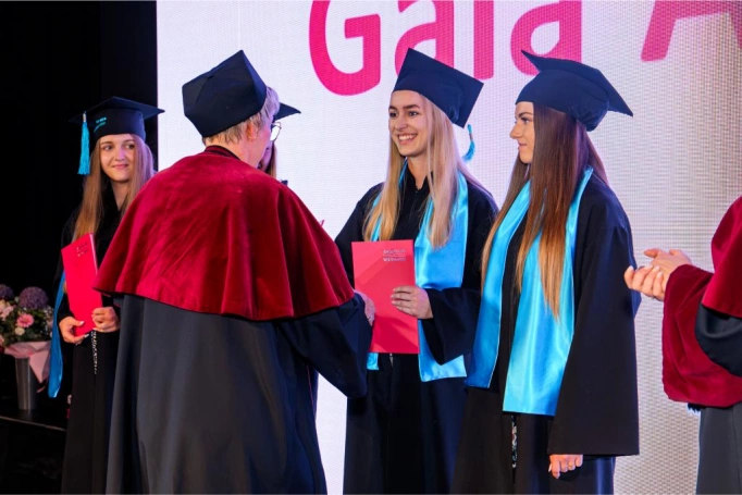 Zdjęcie nr 50 z galerii Gala Akademicka Akademii WSB Wydziału w Cieszynie | 30.06.2026