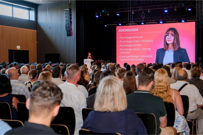 Zdjęcie nr 4 z galerii Gala Akademicka Akademii WSB Wydziału w Cieszynie | 30.06.2026