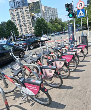 Zdjęcie nr 2 z galerii Rowerowy zawr&oacute;t głowy. Reklamy Akademii WSB w stołecznym systemie Veturilo