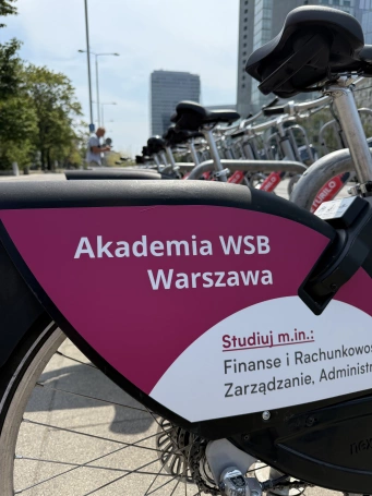 Zdjęcie nr 7 z galerii Rowerowy zawr&oacute;t głowy. Reklamy Akademii WSB w stołecznym systemie Veturilo