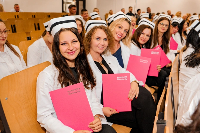 Zdjęcie nr 16 z galerii Dyplomy, czepkowanie i uroczyste przyrzeczenie. Absolwenci pielęgniarstwa Akademii WSB świętowali zakończenie studi&oacute;w I