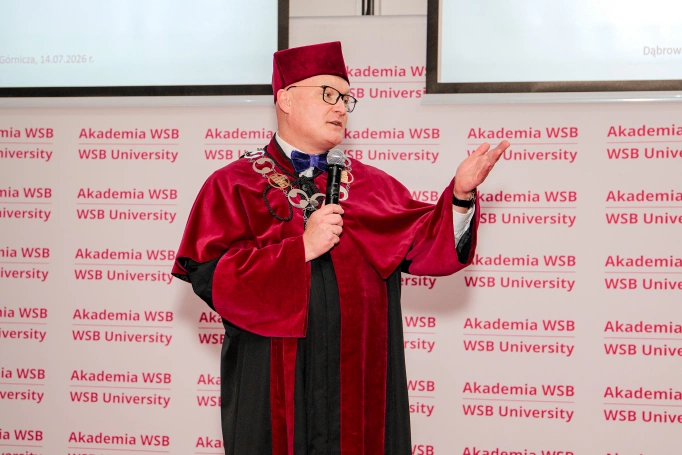 Zdjęcie nr 20 z galerii Dyplomy, czepkowanie i uroczyste przyrzeczenie. Absolwenci pielęgniarstwa Akademii WSB świętowali zakończenie studi&oacute;w I