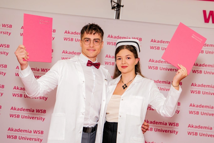 Zdjęcie nr 23 z galerii Dyplomy, czepkowanie i uroczyste przyrzeczenie. Absolwenci pielęgniarstwa Akademii WSB świętowali zakończenie studi&oacute;w I