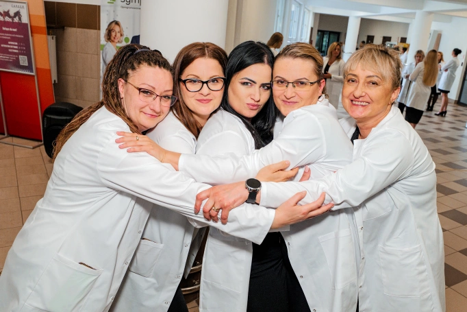 Zdjęcie nr 27 z galerii Dyplomy, czepkowanie i uroczyste przyrzeczenie. Absolwenci pielęgniarstwa Akademii WSB świętowali zakończenie studi&oacute;w I