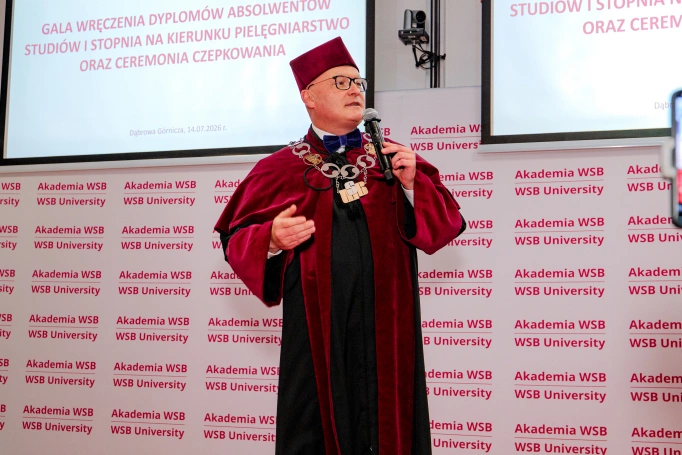 Zdjęcie nr 1 z galerii Dyplomy, czepkowanie i uroczyste przyrzeczenie. Absolwenci pielęgniarstwa Akademii WSB świętowali zakończenie studi&oacute;w I