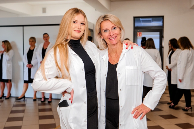 Zdjęcie nr 76 z galerii Dyplomy, czepkowanie i uroczyste przyrzeczenie. Absolwenci pielęgniarstwa Akademii WSB świętowali zakończenie studi&oacute;w I