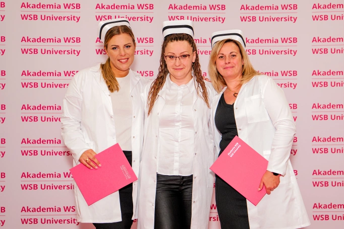 Zdjęcie nr 95 z galerii Dyplomy, czepkowanie i uroczyste przyrzeczenie. Absolwenci pielęgniarstwa Akademii WSB świętowali zakończenie studi&oacute;w I