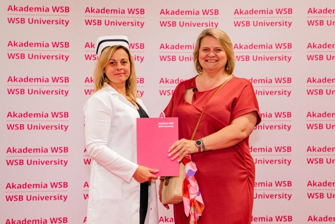 Zdjęcie nr 96 z galerii Dyplomy, czepkowanie i uroczyste przyrzeczenie. Absolwenci pielęgniarstwa Akademii WSB świętowali zakończenie studi&oacute;w I