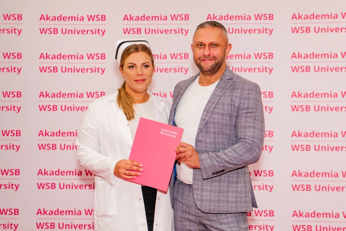 Zdjęcie nr 97 z galerii Dyplomy, czepkowanie i uroczyste przyrzeczenie. Absolwenci pielęgniarstwa Akademii WSB świętowali zakończenie studi&oacute;w I