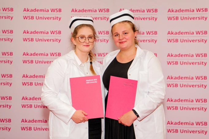 Zdjęcie nr 98 z galerii Dyplomy, czepkowanie i uroczyste przyrzeczenie. Absolwenci pielęgniarstwa Akademii WSB świętowali zakończenie studi&oacute;w I