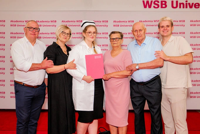 Zdjęcie nr 99 z galerii Dyplomy, czepkowanie i uroczyste przyrzeczenie. Absolwenci pielęgniarstwa Akademii WSB świętowali zakończenie studi&oacute;w I