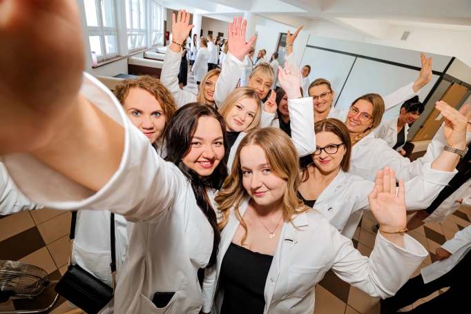 Zdjęcie nr 81 z galerii Dyplomy, czepkowanie i uroczyste przyrzeczenie. Absolwenci pielęgniarstwa Akademii WSB świętowali zakończenie studi&oacute;w I