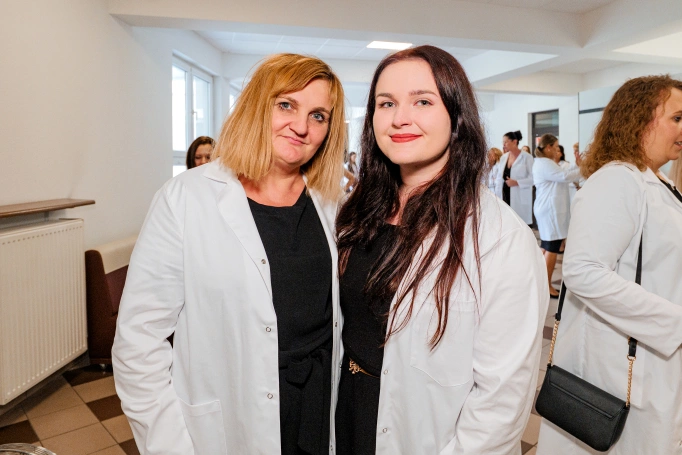 Zdjęcie nr 82 z galerii Dyplomy, czepkowanie i uroczyste przyrzeczenie. Absolwenci pielęgniarstwa Akademii WSB świętowali zakończenie studi&oacute;w I