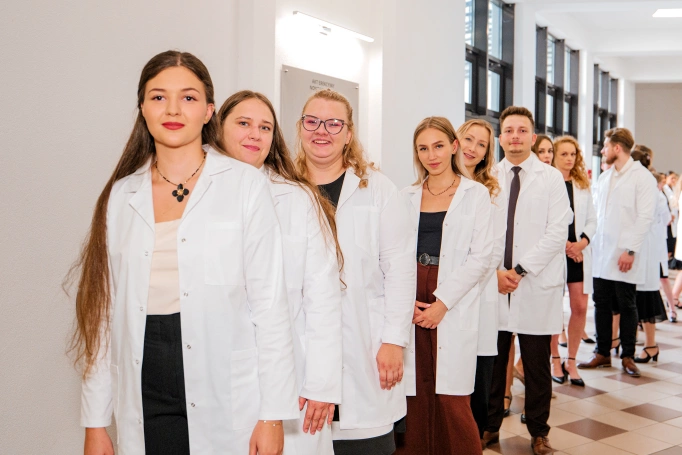 Zdjęcie nr 57 z galerii Dyplomy, czepkowanie i uroczyste przyrzeczenie. Absolwenci pielęgniarstwa Akademii WSB świętowali zakończenie studi&oacute;w I