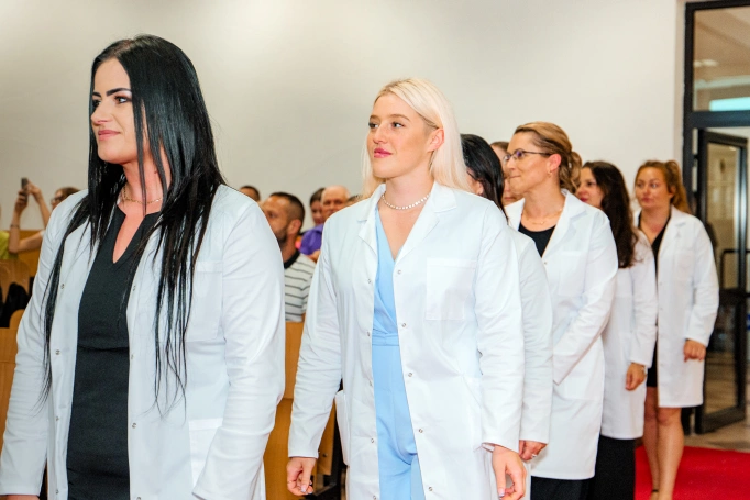 Zdjęcie nr 61 z galerii Dyplomy, czepkowanie i uroczyste przyrzeczenie. Absolwenci pielęgniarstwa Akademii WSB świętowali zakończenie studi&oacute;w I