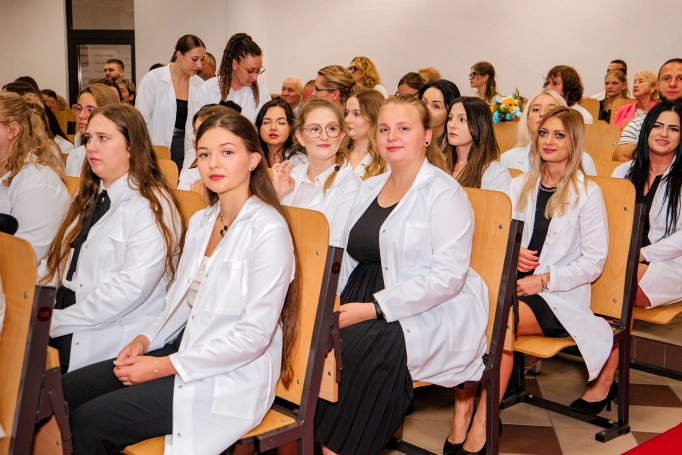 Zdjęcie nr 62 z galerii Dyplomy, czepkowanie i uroczyste przyrzeczenie. Absolwenci pielęgniarstwa Akademii WSB świętowali zakończenie studi&oacute;w I