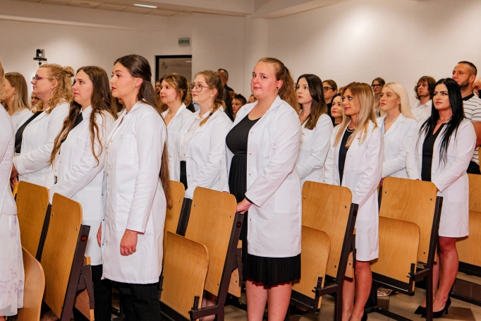 Zdjęcie nr 63 z galerii Dyplomy, czepkowanie i uroczyste przyrzeczenie. Absolwenci pielęgniarstwa Akademii WSB świętowali zakończenie studi&oacute;w I
