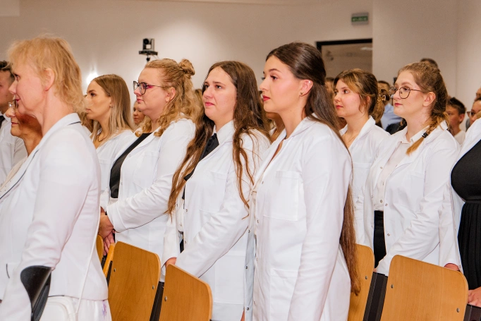 Zdjęcie nr 64 z galerii Dyplomy, czepkowanie i uroczyste przyrzeczenie. Absolwenci pielęgniarstwa Akademii WSB świętowali zakończenie studi&oacute;w I