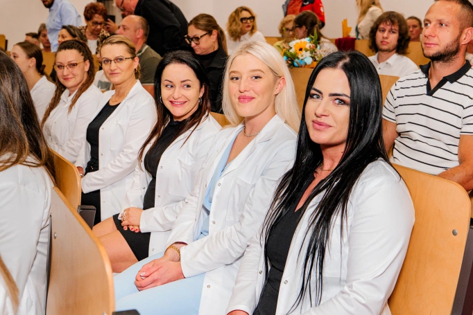 Zdjęcie nr 66 z galerii Dyplomy, czepkowanie i uroczyste przyrzeczenie. Absolwenci pielęgniarstwa Akademii WSB świętowali zakończenie studi&oacute;w I