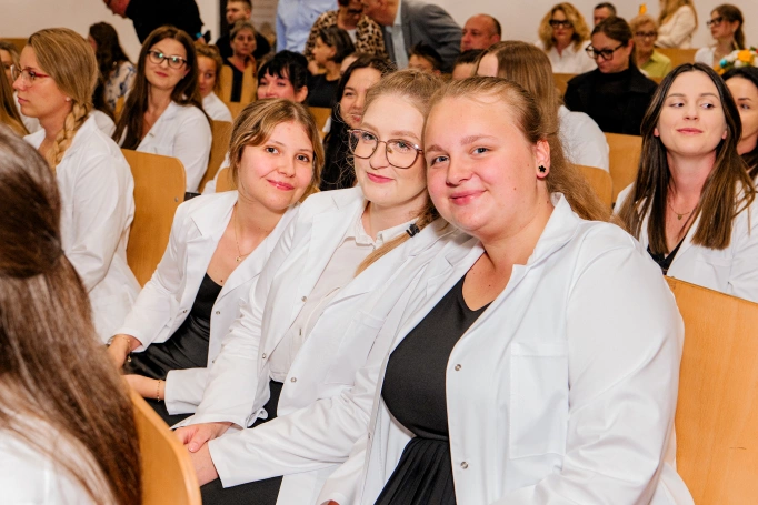 Zdjęcie nr 67 z galerii Dyplomy, czepkowanie i uroczyste przyrzeczenie. Absolwenci pielęgniarstwa Akademii WSB świętowali zakończenie studi&oacute;w I