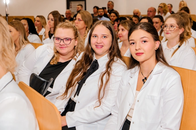 Zdjęcie nr 68 z galerii Dyplomy, czepkowanie i uroczyste przyrzeczenie. Absolwenci pielęgniarstwa Akademii WSB świętowali zakończenie studi&oacute;w I