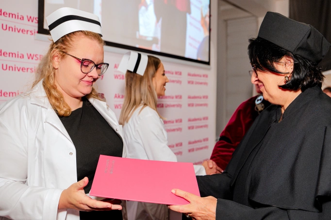 Zdjęcie nr 52 z galerii Dyplomy, czepkowanie i uroczyste przyrzeczenie. Absolwenci pielęgniarstwa Akademii WSB świętowali zakończenie studi&oacute;w II