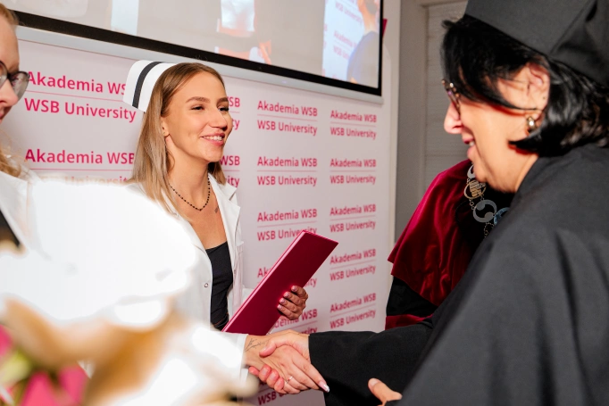 Zdjęcie nr 53 z galerii Dyplomy, czepkowanie i uroczyste przyrzeczenie. Absolwenci pielęgniarstwa Akademii WSB świętowali zakończenie studi&oacute;w II